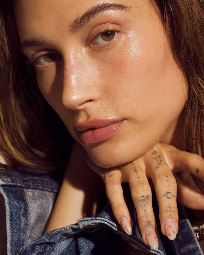 Hailey Bieber prese-on nails