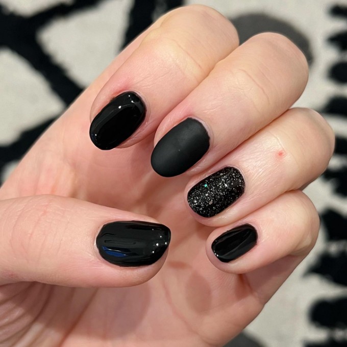 Short basic black nails