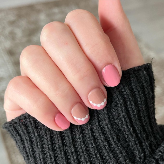 Short-french-tip-nails-with-designs