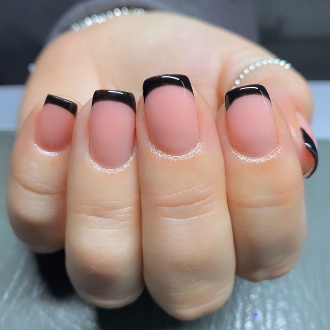 Short nails with black French tips