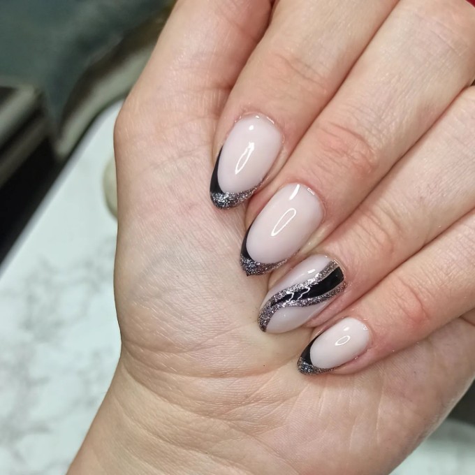 Silver strips on essential black nails