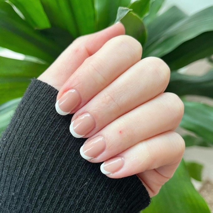 oval French tip nails