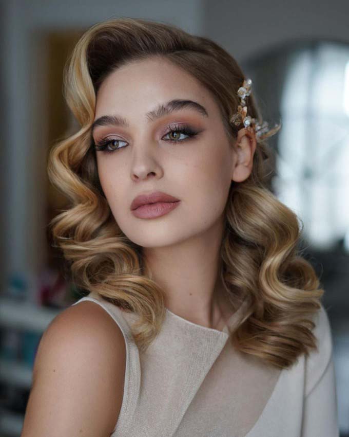 Hollywood Glam Waves with a Glamorous Hair Accessory